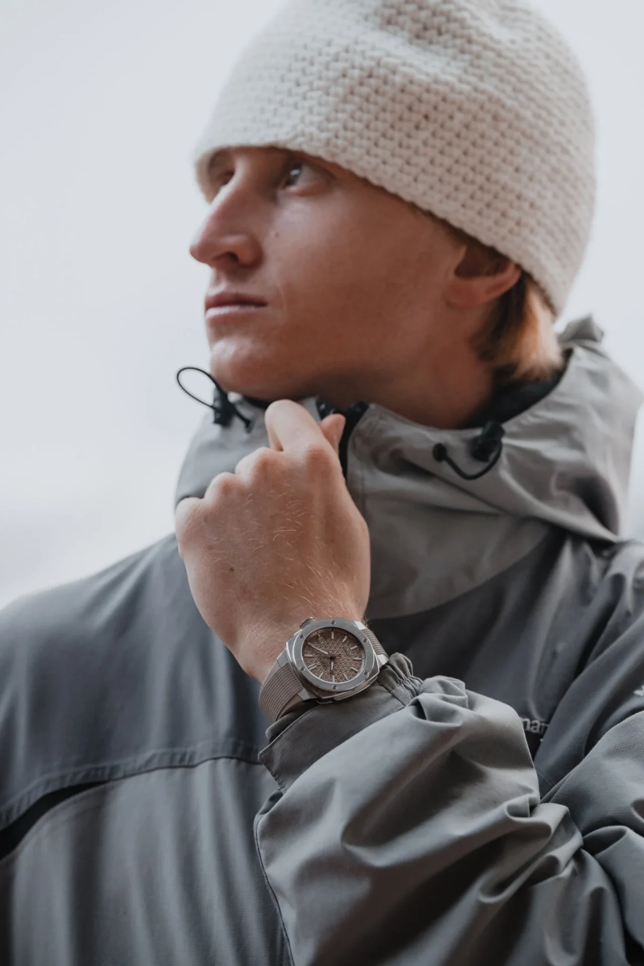 Sciatore freeride sulla neve con un orologio Alpina
