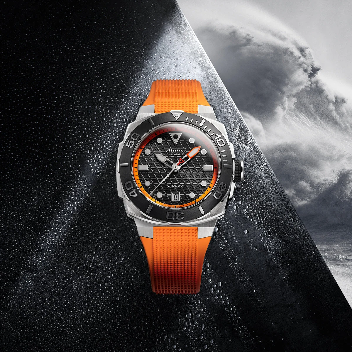 Orologio subacqueo Alpina Seastrong con cinturino arancione, sull'acqua